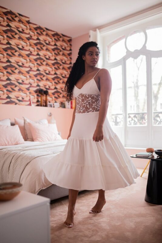 Robe de mariée courte en soie avec de la dentelle