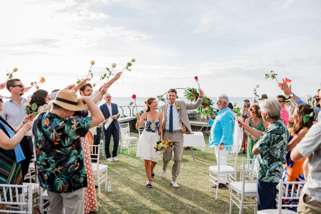 robe de mariée courte et colorée pour un mariage dans les îles