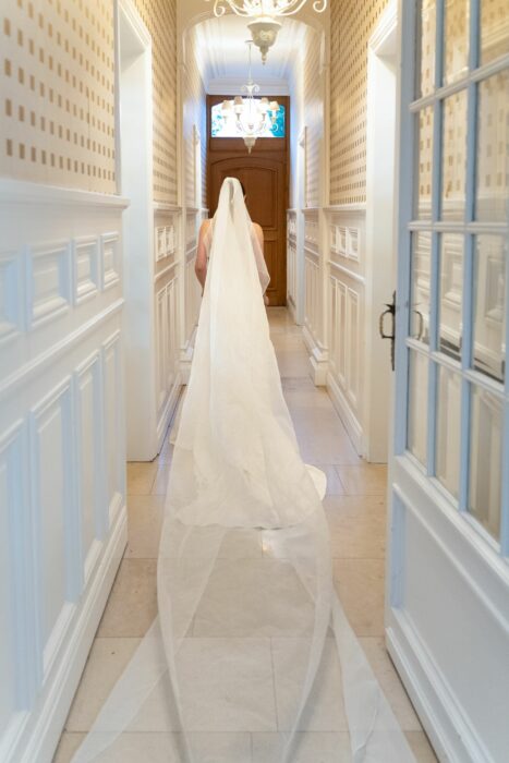 Robe de mariée en drap de soie avec voile en organza de soie rebrodé