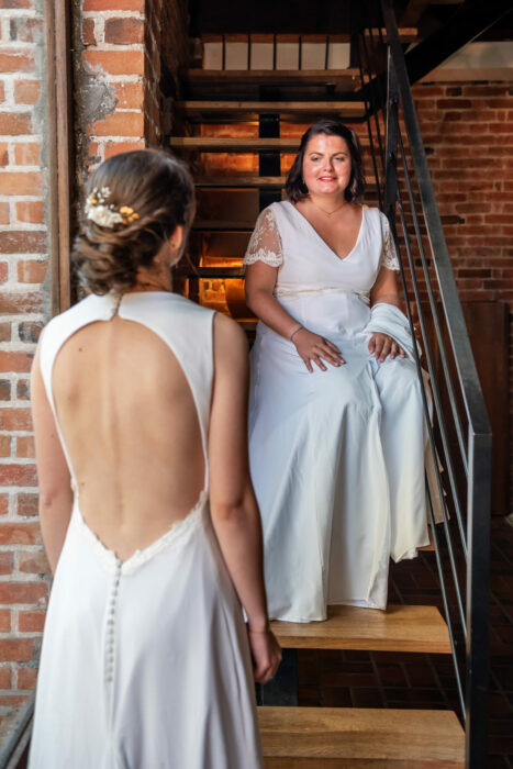 Couple de mariée en robe de mariée en crêpe de soie avec accessoire coiffure