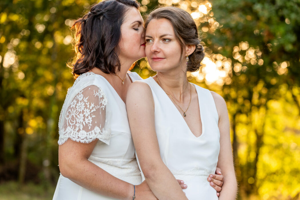 Couple de mariées en robe de mariée en crêpe de soie