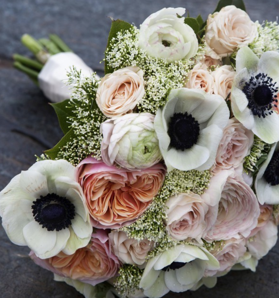 Bouquet de mariée avec des renoncules et anémones pour un mariage en hiver