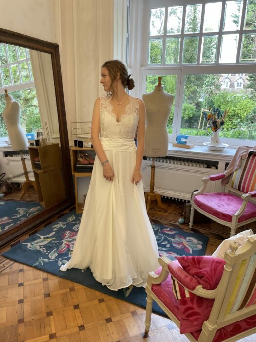 Robe de mariée transformable en dentelle de Calais et soie