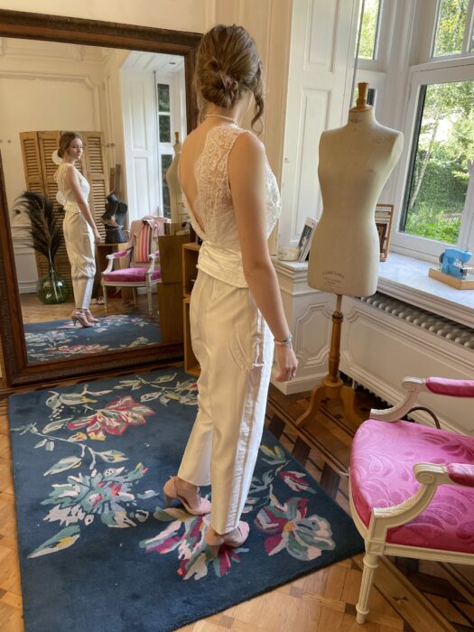 Robe de mariée transformable en dentelle de Calais et soie sauvage avec un pantalon