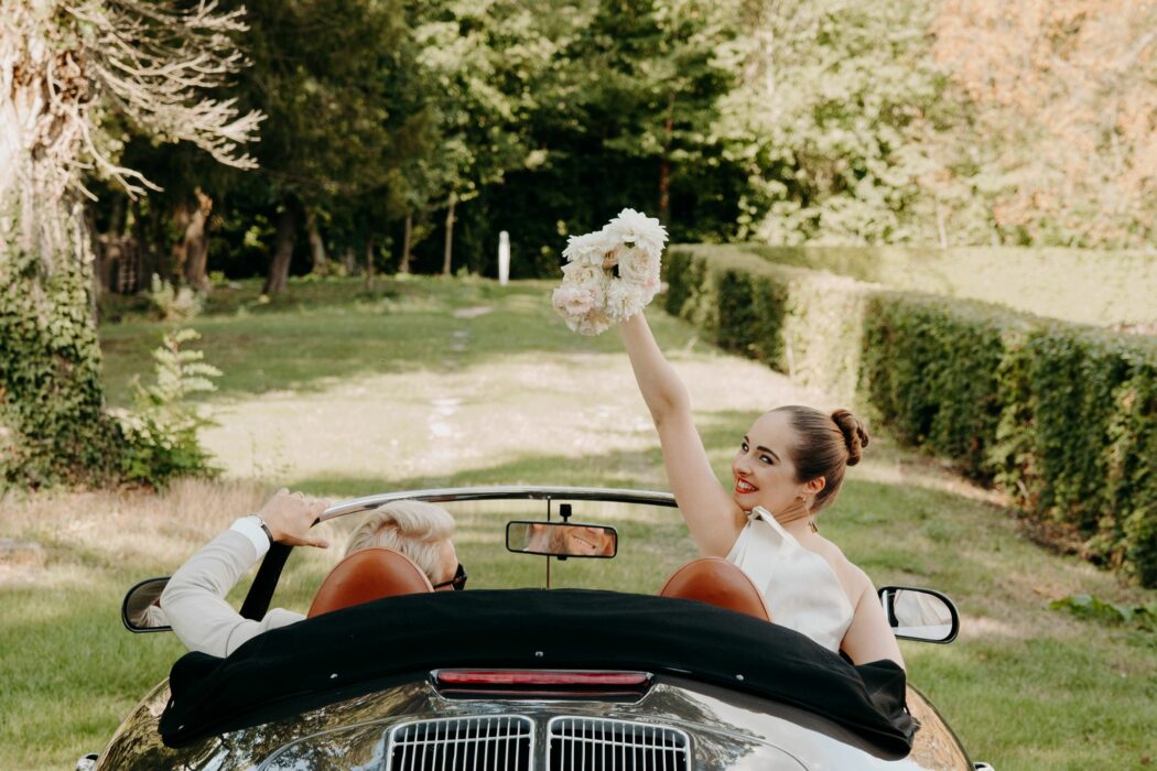 Couple de mariée dans une voiture décapotable