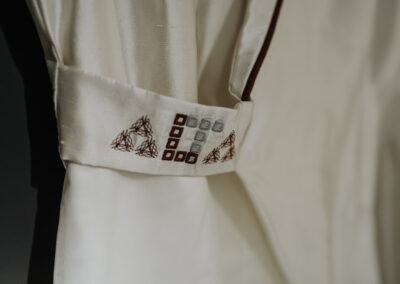 Détail de broderie sur création robe de mariée sur mesure