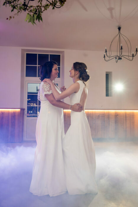 Deux mariées en robes de mariée en soie lors de l'ouverture de bal. 
