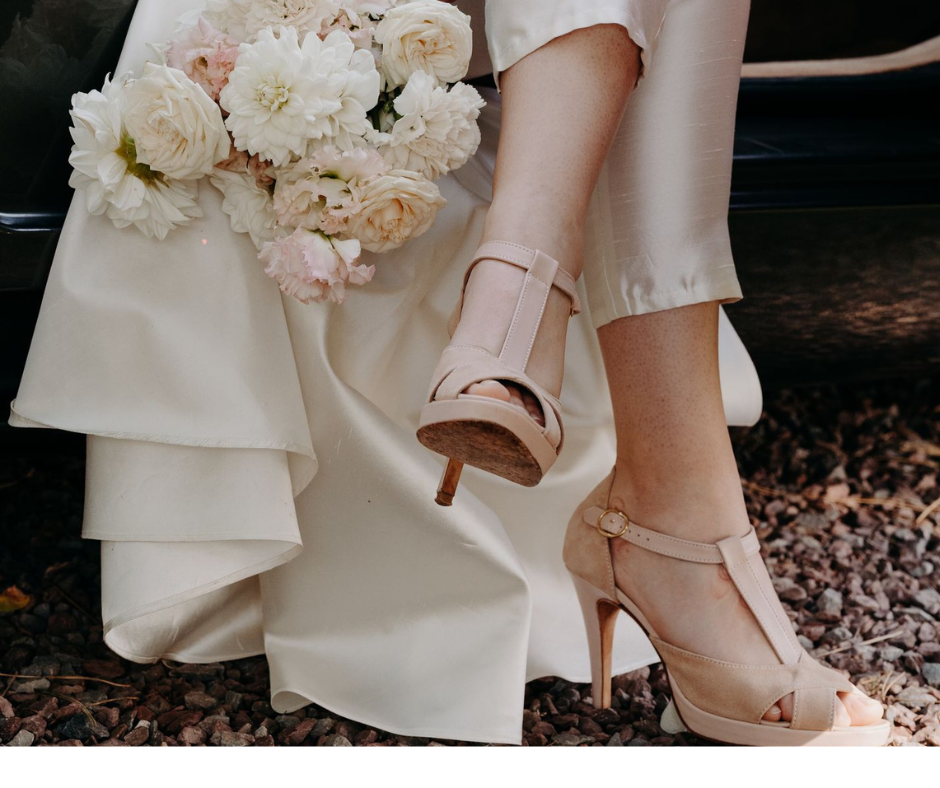 Mariée en pantalon avec bouquet de fleurs et chaussures à brides et talons aiguilles