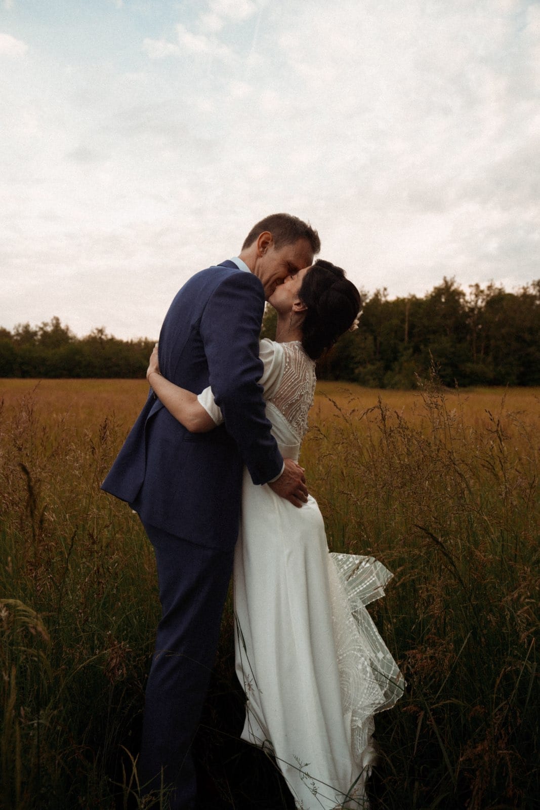 Robe de mariée sur mesure en crêpe de soie et tulle rebrodé