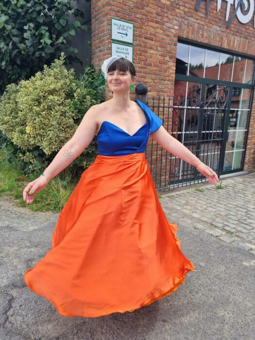Robe de mariée en couleur pour une mariée audacieuse. Robe de mariée en satin de soie bleu et orange